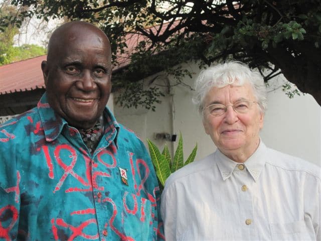 Kennth Kaunda in front of his Lusaka office with Ruth Weiss 2011